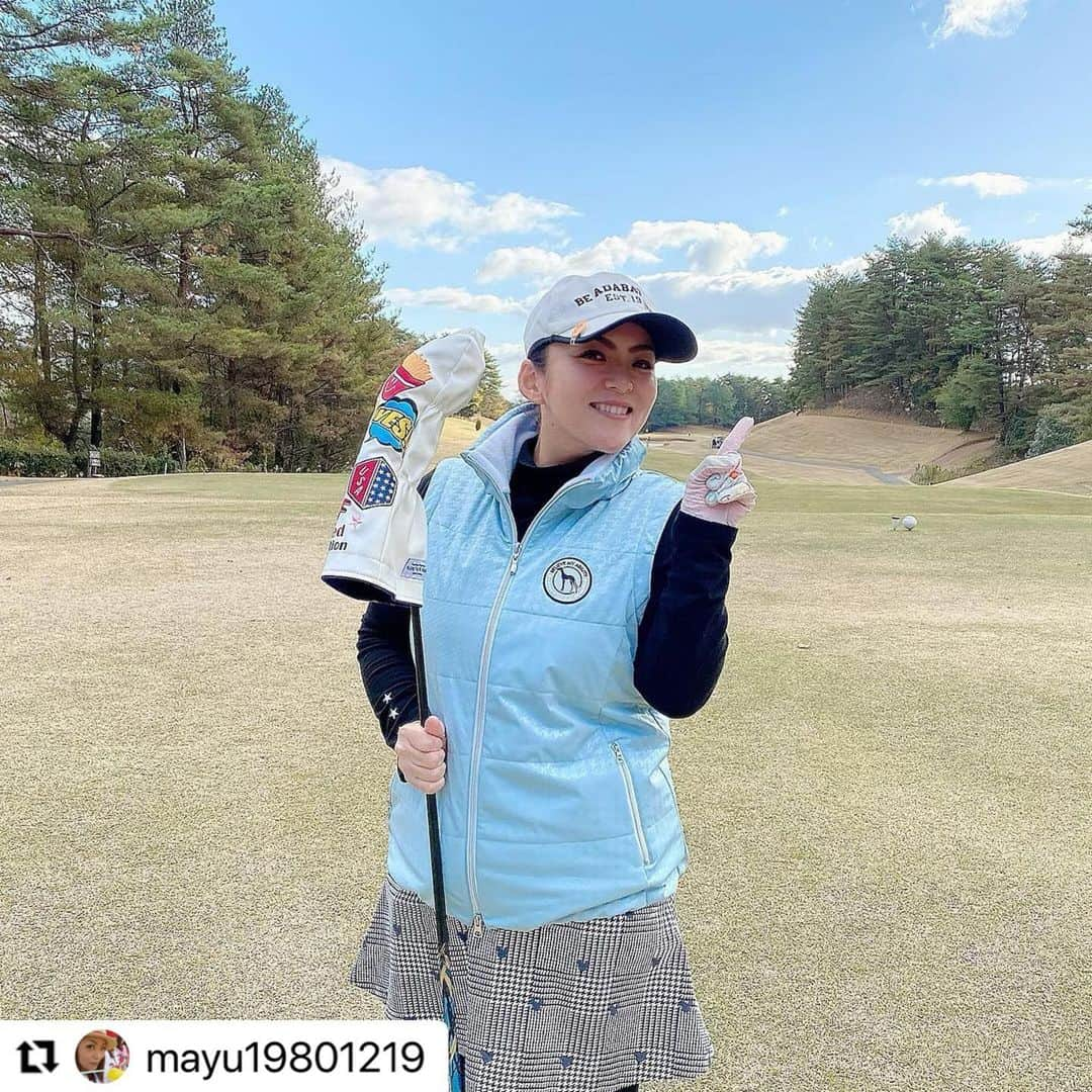 adabat アダバットさんのインスタグラム写真 - (adabat アダバットInstagram)「. ⛳️Go To Golf❕ 広島そごう店のスタッフもGo To Golfを楽しんでいます🏌️‍♀️. 爽やかなミントグリーンのベストはこの冬の新作✨. 取り外し可能な袖が付いた2WAY仕様なんですよ！ この日はポカポカ陽気だったのでベストとしてコーデしてみました。 . 皆さんもGo To Golf楽しんでますか？ adabatショップではゴルフのご予定が入っている方へお得なポイントをプレゼントするGo To Golfキャンペーンを開催しています🏌️‍♀️🏌️‍♂️. スタッフへお気軽にお声がけくださいね❣️ . Repost @mayu19801219 with @make_repost ・・・ やっと⛳️いけたぁ😊 in賀茂カントリークラブ😊 天気最高😁お砂遊びばかり😱笑 激ムズ😅💦けどめっちゃ楽しかったぁ☺️ゴルフ最高😁 #賀茂カントリークラブ#ゴルフ#golf#ゴルフ女子#ゴルフ好き#ゴルフバカ#バンカーだらけ#激ムズ#ウエア#アダバット#天気最高#楽しい#enjoy#adabat#ゴルフコーデ#ゴルフウェア#冬コーデ#冬ゴルフ#スタッフコーデ#snap#gotoキャンペーン」11月22日 9時31分 - adabat.official