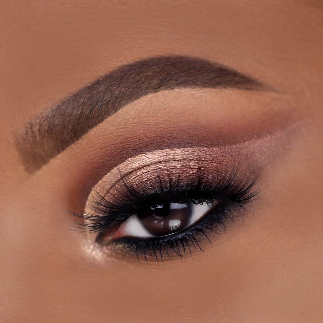 Too Facedのインスタグラム：「GOALS 😍 Be sure to save this gorgeous look by @safai305 under your "Glam Inspo" folder to recreate later! 📂 She wears our Born This Way Eye Shadow Palette. #toofacedambassador #tfbornthisway #toofaced」