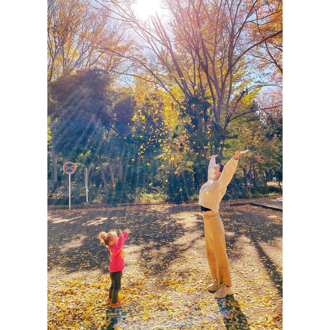 エミ・マイヤーのインスタグラム：「We all walk this earth searching for these rays of light. I hope you find yours and keep gathering them until you cannot help but smile. Bless you on this Sunday!🙏」
