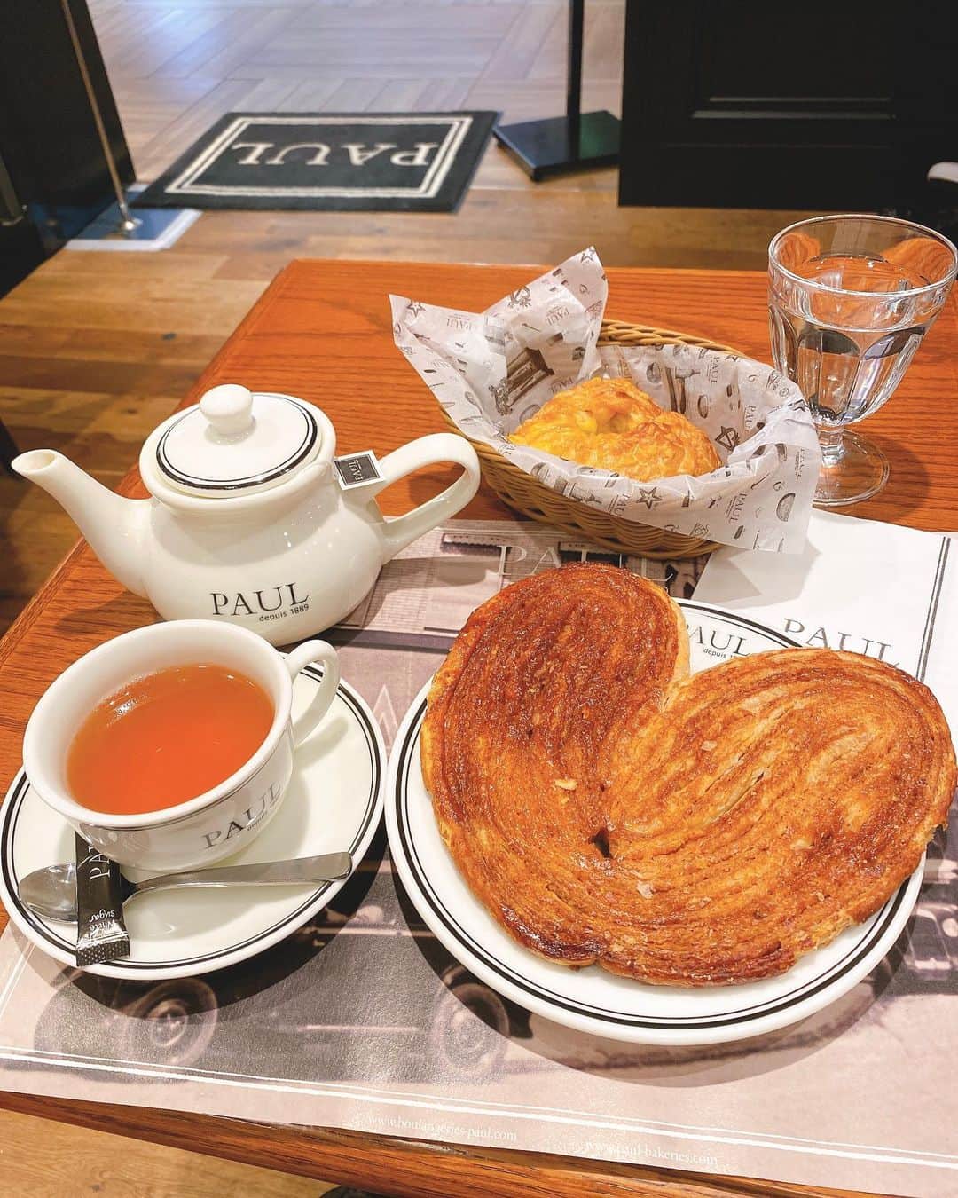 Erenaのインスタグラム：「🥨Palmier🥨 お仕事前のBreakfast🍽🍳🥐 ドバイのPAULで食べたケーキがまた食べたい😝 さて、今日はずっーと食べたかったパルミエを食べにきたよ😘♥️ かなりBIGサイズ…😳😳😳 新作の2種のチーズ(エメンタールチーズ&グリュイエールチーズ)と白ワインを練り込んだパンもGoodだったよ🥖🧀🍾 .  . #breakfast#PAUL#tea#cafe#カフェ#モーニング#朝カフェ#紅茶#アールグレイ#パルミエ#サクサクパイ#ハート型#パン#クロワッサン#サンドイッチ#チーズ#エメンタールチーズ#グリュイエールチーズ#白ワイン#解禁」