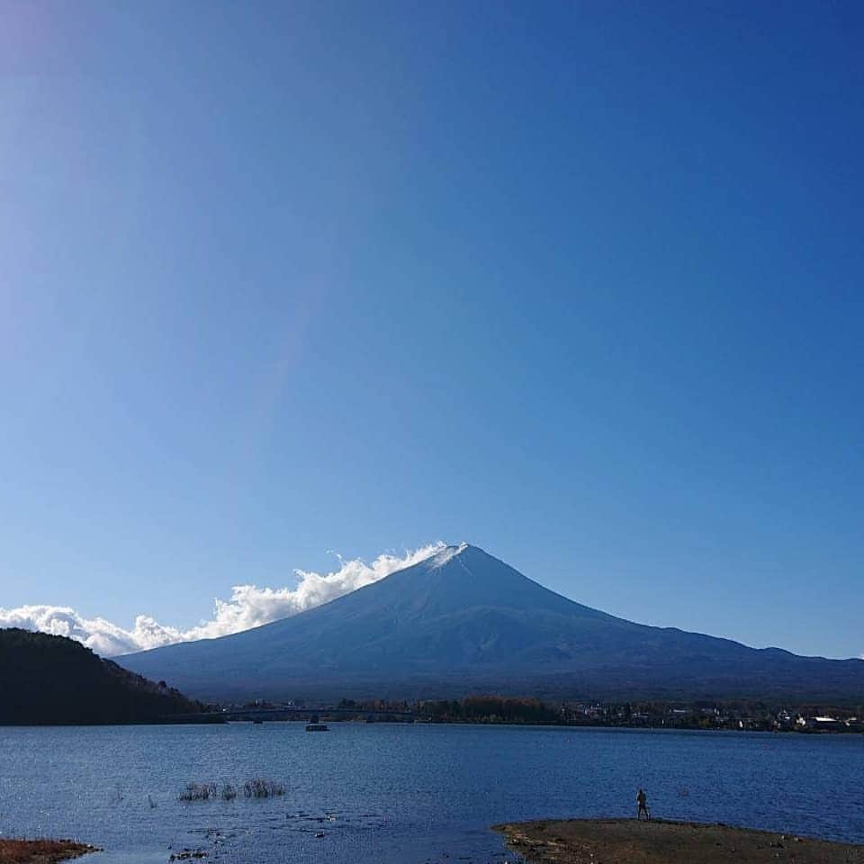 綾小路きみまろさんのインスタグラム写真 - (綾小路きみまろInstagram)「おはようございます☀️🙋‍♂️❗ 綾小路きみまろです。  心配な落ち着かない日々が続きますね。 でも、富士山🗻は、いつも見守ってくれています！  今日も感染予防しながら 頑張ってまいりましょう。 みなさま気をつけてお過ごしください！  #staysafe ♡ #綾小路きみまろ #河口湖 #富士山 #きみまろ茶や #きみまろ茶やからの富士山ビュー」11月22日 9時33分 - ayanokojikimimaro_official