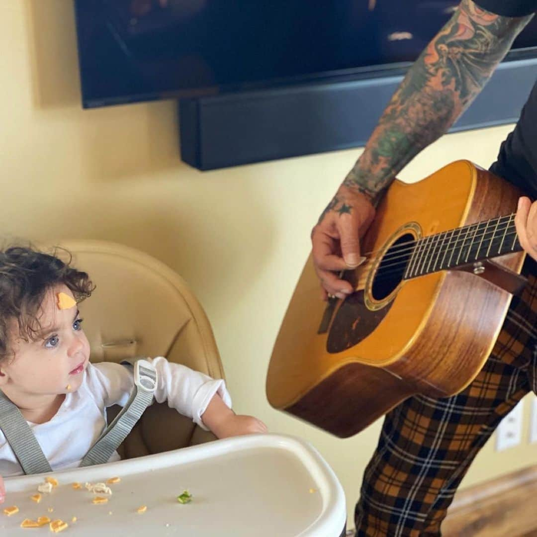 ニッキー・シックスさんのインスタグラム写真 - (ニッキー・シックスInstagram)「🧀 🎸 👖 Repost from @how2girl • Daddy, why did you put cheese on my head?」11月22日 9時37分 - nikkisixxpixx