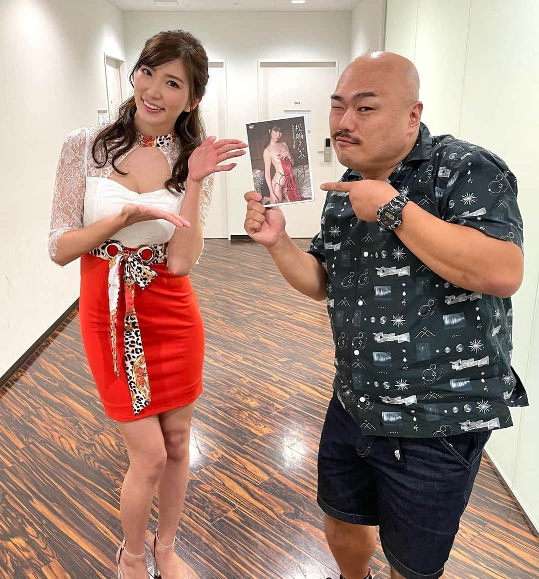 松嶋えいみさんのインスタグラム写真 - (松嶋えいみInstagram)「クロちゃんに20日に発売した「えいみに会えてよかった」渡せたしん！  ありがとうございました🥰  💟松嶋えいみ2021カレンダー 初回限定版▶️ https://twjbooks.stores.jp/items/5f8005b8d24eee5e69fcdb4e  💟11月24日 アサヒ芸能 発売 (表紙＆巻頭グラビア)  💟11月29日 PEACECOMBAT イベント チケット▶️ https://passmarket.yahoo.co.jp/event/show/detail/01kkdz118rygi.html?fbclid=IwAR1l0nca1wt5kj8Avtf7cwEKVpAsfGfGFz_RlyW_d9evSY58GfIdN2rKdo0  💟12月6日 12時〜 ソフマップ 「えいみに会えてよかった」発売記念イベント 詳細▶️https://cheerplace.jp/event/898vn0hmfh1ut5g3qke4n510qxqyo5hz  💟12月6日 イベント後 撮影会＆オフ会 予約&詳細▶️https://docs.google.com/forms/d/e/1FAIpQLSfQOOnnr2jE16b6Hsv-7jp0mRSp1oA6N20K8Qe5MXNBOBuMNA/viewform  #えいみに会えてよかった #ミラクル神ボディ #松嶋えいみ #インスタグラビア #グラビア #gravure #model #sexy #japanesegirl #그라비아 #섹시 #마츠시마에이미」11月22日 9時44分 - eimi_matsushima