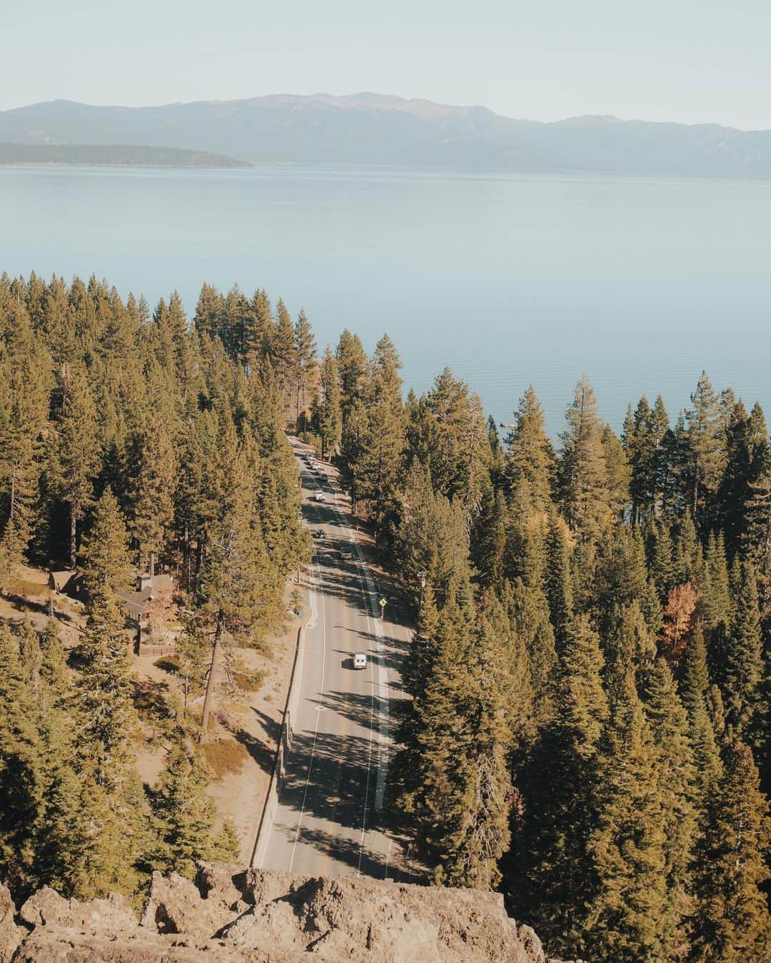 W E Y L I Eのインスタグラム：「What a view 🌲 ...but swipe to see my actual view right now 😂」