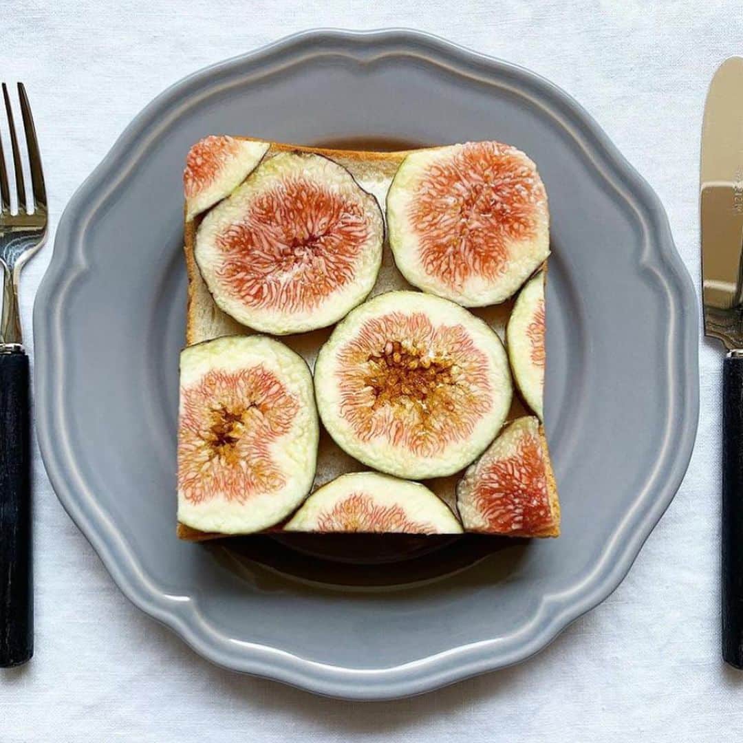グラフ&ランツのインスタグラム：「Nothing wrong with playing with your food / toast art via @estyle1010」