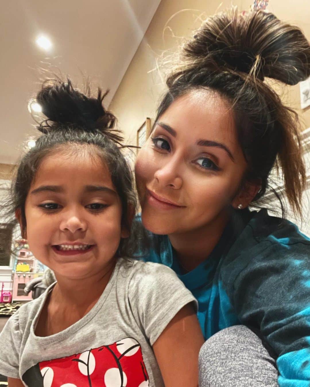ニコール・ ポリッツィのインスタグラム：「“Mommy we have the same hair” 💁🏽‍♀️ Messy Buns for life girl」
