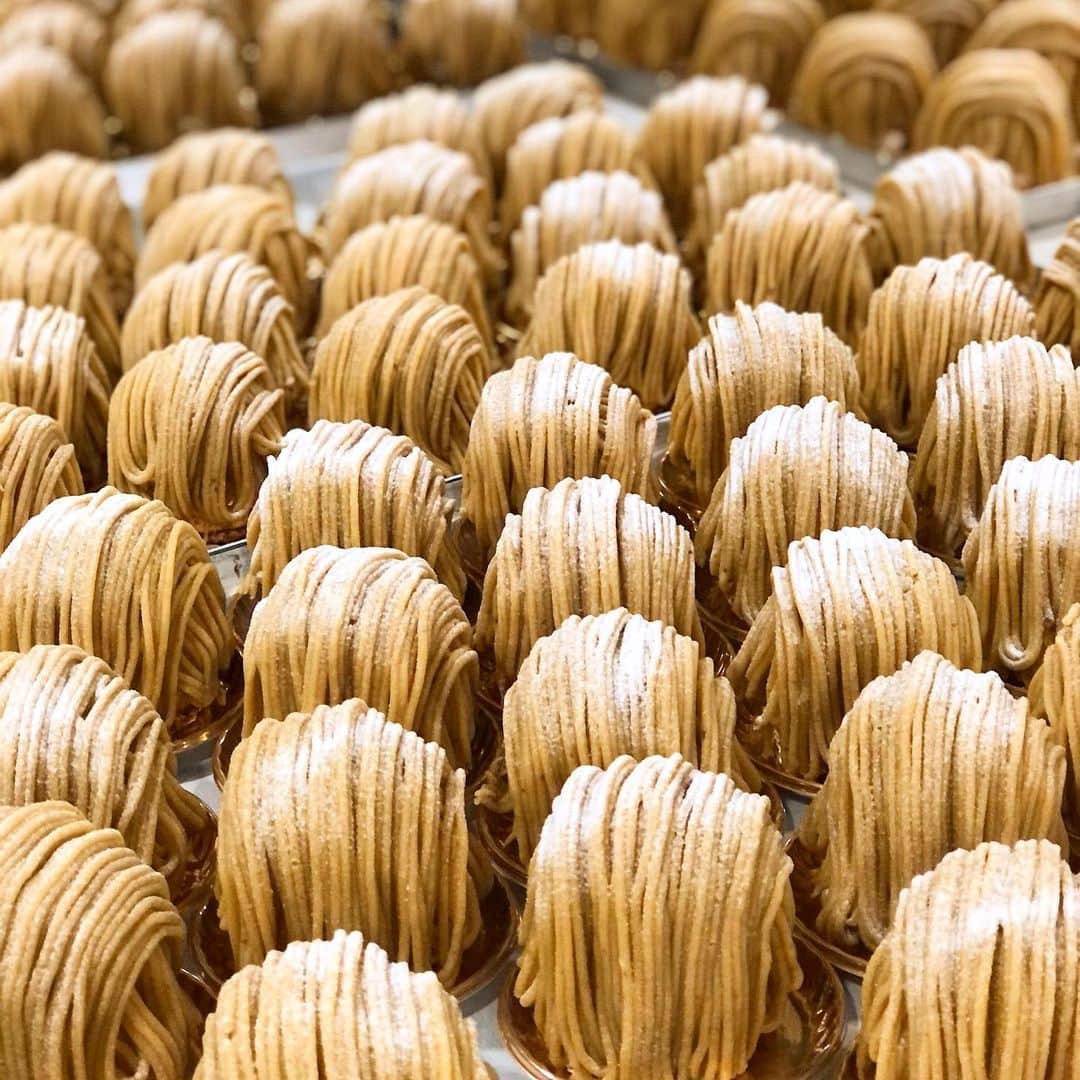 eguchikazuakiのインスタグラム：「おはようございます﻿ 連日たくさんのお客様にデリーモのお菓子が届いて嬉しい限りです😊﻿ ﻿ 全店スタートのパフェ『ラストクリスマス』🎄﻿ そして京都、日比谷にはパフェ『和栗』🌰﻿ ケーキでは和栗モンブランが大人気です🌰🌰﻿ ﻿ デリーモのモンブランは生クリームのシンプルなモンブランではなくて、サクサクのメレンゲから始まり﻿ バニラのパンドジェンヌや栗のシブーストなど﻿ とても複雑な構成です👍﻿ ﻿ ティグレをはじめクリスマスのギフトも展開していますよ﻿ ﻿ あっという間に11月も後半です﻿ ﻿ パフェにケーキに焼き菓子にと﻿ 日比谷を中心にたくさん展開しているので各店遊びに来てください👋🏻﻿  #delimmo #デリーモ #チョコレート #パフェ #チョコレートパフェ #ルビーチョコレート #ラストクリスマス #モンブラン #和栗 #和栗モンブラン #パティスリー #ショコラトリー #チョコレート大好き #パティシエ #江口和明 #今日も #よろしくお願いします」