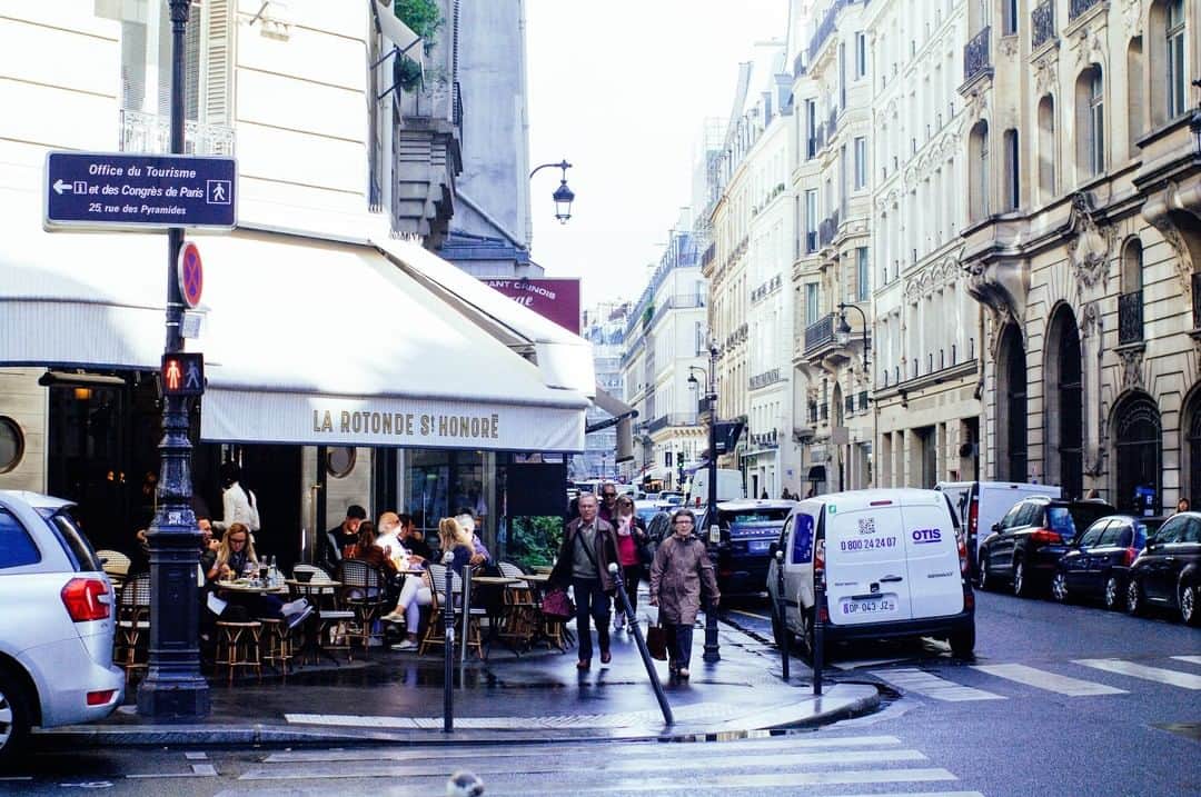 オルネ ド フォイユさんのインスタグラム写真 - (オルネ ド フォイユInstagram)「【パリの街と朝ごはん｜オルネスタッフのひとりごと】  こんにちは、スタッフのキマチです。  オルネでは年に数回、海外への買い付けに行っているのですが（今年はお休み中）3年前に僕もパリへ同行させてもらいました。  初めての海外だったので舞い上がっていたのもありますが、パリの街は隅から隅まで別世界で、まるでお話の中に来たようでした。  旅の中で、思い出に残ったところはこんなところ。  ・オシャレだけど身近に感じる街 毎朝、パンを買いがてらブラブラお散歩していました。パン屋さんもお肉屋さんもどれもこれもオシャレですが、おじさんおばさんが営んでいる、こじんまりと身近な感じがするところも素敵でした。自然なセンスの良さをもったひとたち。  ・あいさつを大切にしてる お店に入る時にはこんにちは、出る時にはさようならと、必ずあいさつをします。どっちも発音が難しいのですが、真似して何度も言ったなあと思い出します。お互いの笑顔と気遣いも、素敵。見習いたいなあ。  ・コミュニケーションは気持ちが大事 オーナーと吉祥寺店長と3人の旅でした。ふたりともフランス語ができるので、僕は頼ってばかり。店長は久しぶりで言葉が出てこなかったそうですが、ヒョコヒョコ指さしたり、身振り手振りや表情でしっかり伝わっていました。オーナーも文法はデタラメと言いつつ、伝えるのはとても上手。ふたりの様子をみて、やっぱり伝える気持ちが大事なんだなあ、と感じました。  雨に濡れる街や優しい光に照らされた建物もどれも美しく、はぁーとため息が漏れてばかりいましたが、たくさんの人ともすれ違い、色んな生活と文化があることに刺激も受けました。旅に出ると、たくさんのものを得られますね。  また行けるといいなあと思いつつ、得たものを日常で活かさなければとも反省。あまり遠くに行けない今は、旅の思い出を振り返ってまとめてみるのも、背筋が伸びて、いいものかも。  #オルネドフォイユ #ornedefeuilles #オルネスタッフコラム #パリ」11月22日 10時00分 - ornedefeuilles