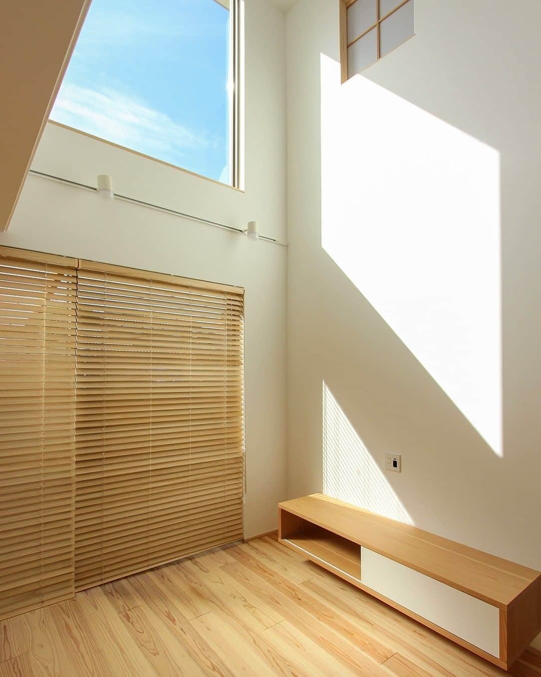 takanohomeさんのインスタグラム写真 - (takanohomeInstagram)「【新築／最新施工事例】 『屋形原の家』09  Designed by Mutou  リビングの借景は 大きく切り取られた空！ 季節ごとの空模様や 時間の移ろいで変わる 空の表情を楽しめます。  タカノホーム【新築】ホームページ 建築事例集コーナーをチェック！ ----------------------------------- @takanohome ----------------------------------- プロフィール覧のURLをクリックして リンクリストの↓ 完工！新築 「屋形原の家 09」から ご覧いただけます。  #タカノホーム #タカノホーム福岡 #takanohome #福岡  #福岡の家づくり #新築 #注文住宅 #リノベーション #リフォーム #不動産 #工務店 #家 #家づくり #住まい #建築 #デザイン #木の家 #暮らし #インテリア #lifestyle  #house #home #architecture #design #interior #住宅 #ホームツアー #施工事例 #吹き抜けリビング #空の風景」11月22日 10時00分 - takanohome