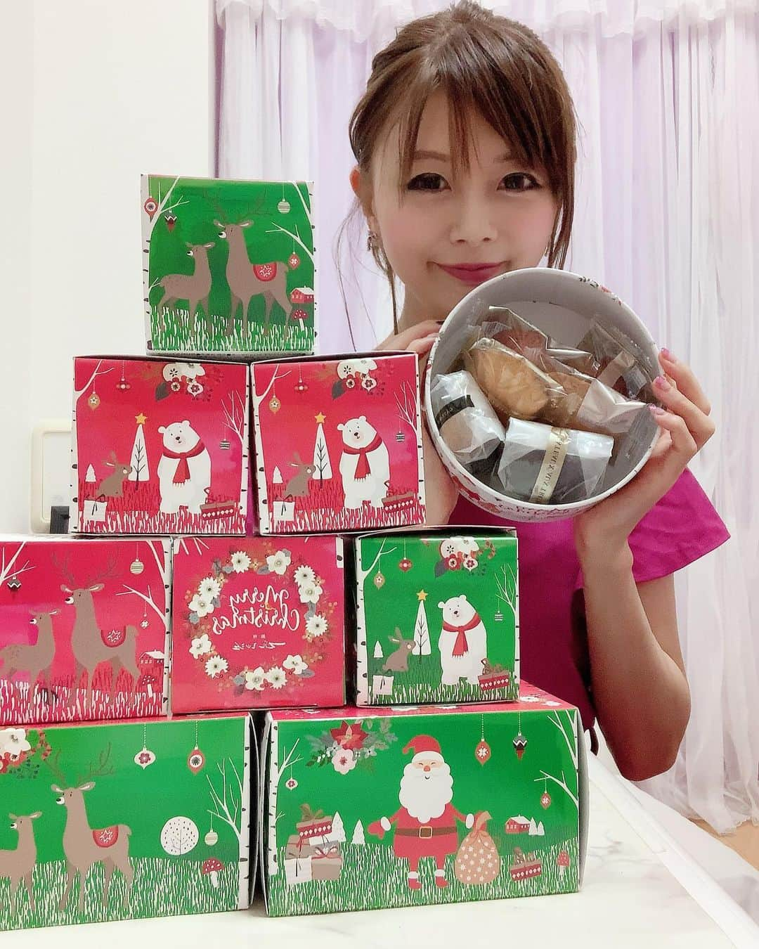 satomiさんのインスタグラム写真 - (satomiInstagram)「🎁🎄🎁🎄 ・ あと一か月でクリスマス🎄🎁 一足お先にブールミッシュ(@boulmich_official)の クリスマスBOXのご紹介🎄🎄 ・ 1番大きいボックスでも1,000円弱のリーズナブル♪ 定番のトリュフケーキ﻿、ガトー・オー・マロン、マドレーヌ﻿フィナンシェなど盛りだくさん🥺🌟 ・ 私のおすすめはガトー・オー・マロン🌰 一度食べたら止まりません🤤🤤 ・ ぜひ参考にしてみてね🎄🎄💕 ・ #クリスマスケーキ #クリスマスボックス #銀座スイーツ ﻿#ブールミッシュ  #boulmich  ﻿﻿﻿﻿﻿#ブールミッシュ銀座本店 #スイーツ #お菓子 #銀座カフェ  ﻿﻿﻿﻿#スイーツ女子  #スイーツ男子 #スイーツ大好き #甘党  #スイーツテロ #スイーツスタグラム ﻿﻿﻿﻿﻿﻿﻿﻿﻿﻿﻿ #instasweets #gifts #スイーツ  #甘いもの好き  #スイーツ好きな人とつながりたい﻿﻿﻿﻿﻿﻿﻿﻿﻿﻿ #ギフトセット #ブールミッシュ公式アンバサダー #ガトーオーマロン #🎄 #クリスマスプレゼント」11月22日 10時03分 - saatoomii47