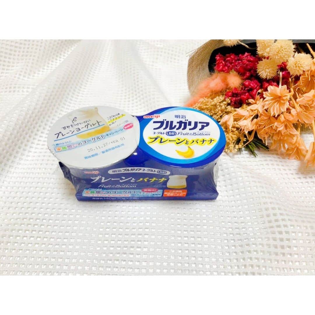徳山沙季さんのインスタグラム写真 - (徳山沙季Instagram)「. ♡「明治ブルガリアヨーグルト LB81 Fruit on the Bottom」の「プレーンとバナナ」味を 食べてみました🍌 甘すぎず、さわやかな味わいでした！ まずは上部のプレーンの部分をそのまま味わい、そのあとはプレーンとフルーツソースを一緒に味わいました😍 気分に合わせていろいろな食べ方ができるのも嬉しいです。 朝は必ずヨーグルトを食べる派なので、この日も元気が出ました🙂 . プレーンヨーグルトとフルーツをミックスさせるのが最近のマイブーム🙌 今回はストロベリージャムを下に隠して、フルーツオンザボトムを作ってみました🍓 朝食だけでなくおやつにもぴったりなのでまた作ろうと思います♡ . . #ヨーグルト #フルーツヨーグルト #プレーンヨーグルト #バナナ　 #フルーツオンザボトム #明治ブルガリアヨーグルト #PR」11月22日 10時11分 - saki.whitesnow