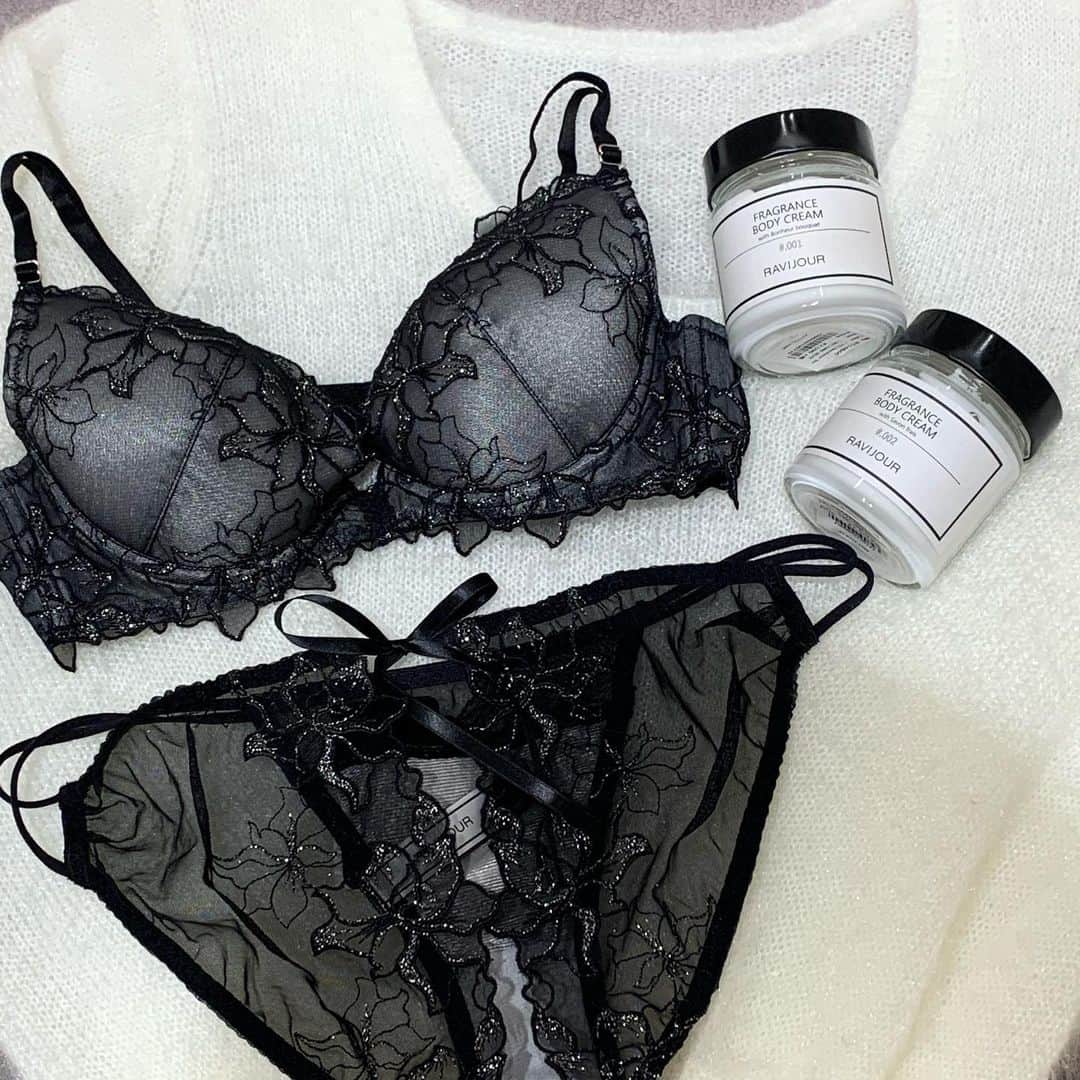Ravijour札幌4丁目プラザ店のインスタグラム：「#ランジェリー  繊細なラメ糸を使った 大人セクシーランジェリー❤️  詳細はブログ更新しています！  #ravijour  #ravijour_official  #ravijourstaff  #ravijoursapporo  #ラヴィジュール」