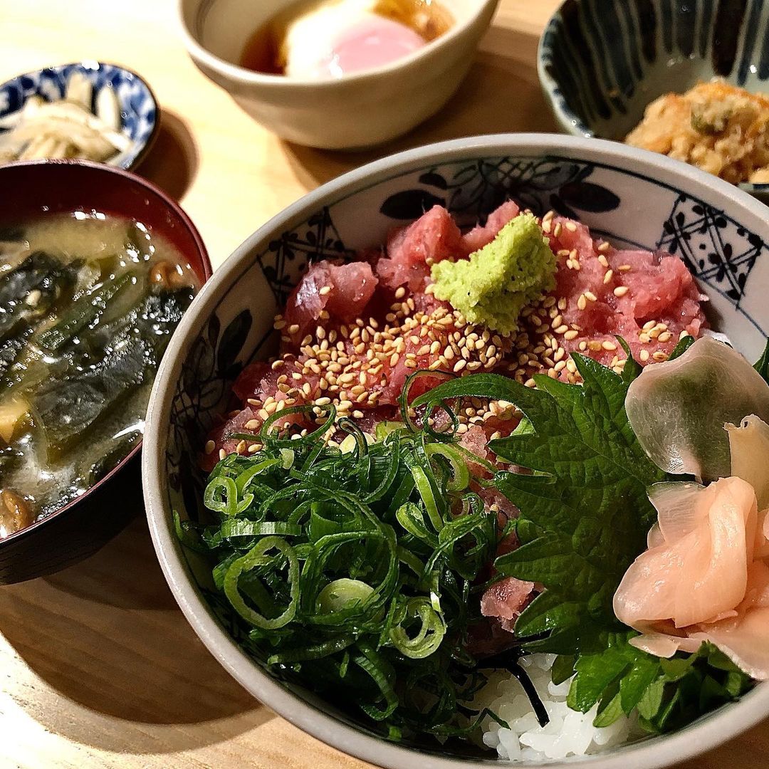 みのり(26)＠東京 ダイエットのインスタグラム：「. . #定食屋さん . . ねーちょっときいてー(みてるよ) . 最近、お仕事関係の人にお会いして、 スキンケア・ヘルスケア事業の人だったんだけど . 私の顔見るなり、 👦🏻ライザップの人ですよねー！！！ . . って🥶😨😳 . 👦🏻ライザップのCMとアンバサダーの人でしょ？ . 👦🏻インスタフォローしてますよ！ . って、すごくない？ . しんぷるにSNSじゃない関わりの人で、 ライザップの人ですか？なんて 初めて言われたよ！ . ※ライザップの人ではない← . . ヘルスケアってところから、 わたしのダイエット食を見ていたらしい🤭 . . (ということは、今は見てないな？🤔) . . よぉし、またダイエットするかー (やる気50%くらい)← . . #diet #ダイエット #定食屋 #定食 #和食 #japanesefood #恵比寿 #ebisu #恵比寿居酒屋 #恵比寿グルメ  #飯テロ #ダイエットは明日から #東京カレンダー #rizap #インスタグルメアワード2020 #干物女子 #一人酒 #深夜食堂 #孤独のグルメ #食べるの好きな人と繋がりたい #negitoro #どんぶり #toro #maguro」