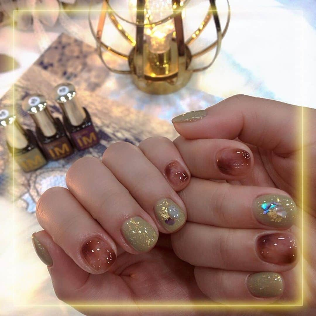 Icegel Nailさんのインスタグラム写真 - (Icegel NailInstagram)「아이스젤 블론디젤과 더클래식젤의 조합‼️ 완전 고급지네요~~😍😍😍  Repost @seoyeon._.nail ・・・ ꨄ ...  ✨금빛드레스 #블론디젤(No.1189) 🤎마블아트는 #더클래식젤(No.1181 1182)  .. . ✔︎#아이스젤 ➪ @icegelnail (#icegel) . . . . .  #대구네일 #대구네일아트 #성서네일 #금호지구네일 #강정보 #대명동네일 #서연네일 #네일 #네일아트 #젤네일 #글리터네일 #마블네일 #인기네일 #가을네일 #겨울네일 #gelnail #nails #nailart #autumnnails#ネイルデザイン #ネイル #美甲 #Маникюр #좋아요 #likeforlikes #좋반」11月22日 1時25分 - icegelnail