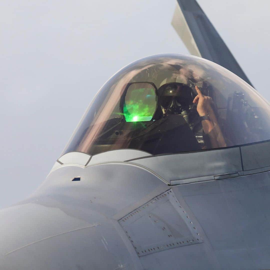 アメリカ海兵隊さんのインスタグラム写真 - (アメリカ海兵隊Instagram)「Pinkies Up!  While at Marine Corps Air Station Iwakuni, Japan, an @usairforce F-22 Raptor pilot prepares for take-off while taxiing on a runway. (U.S. Marine Corps photo by Cpl. Jackson Ricker)   #USMC #Marines #Military #FreeAndOpenIndoPacific」11月22日 1時40分 - marines