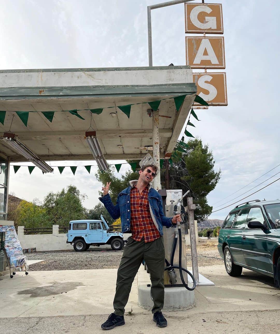 ブラッド・ゴレスキーのインスタグラム：「I’ve got gas 😂 📷 @daniela_viviana  Jacket @guessusa  Flannel @amazonfashion  Pants @dsquared2  Sneakers @newbalance」