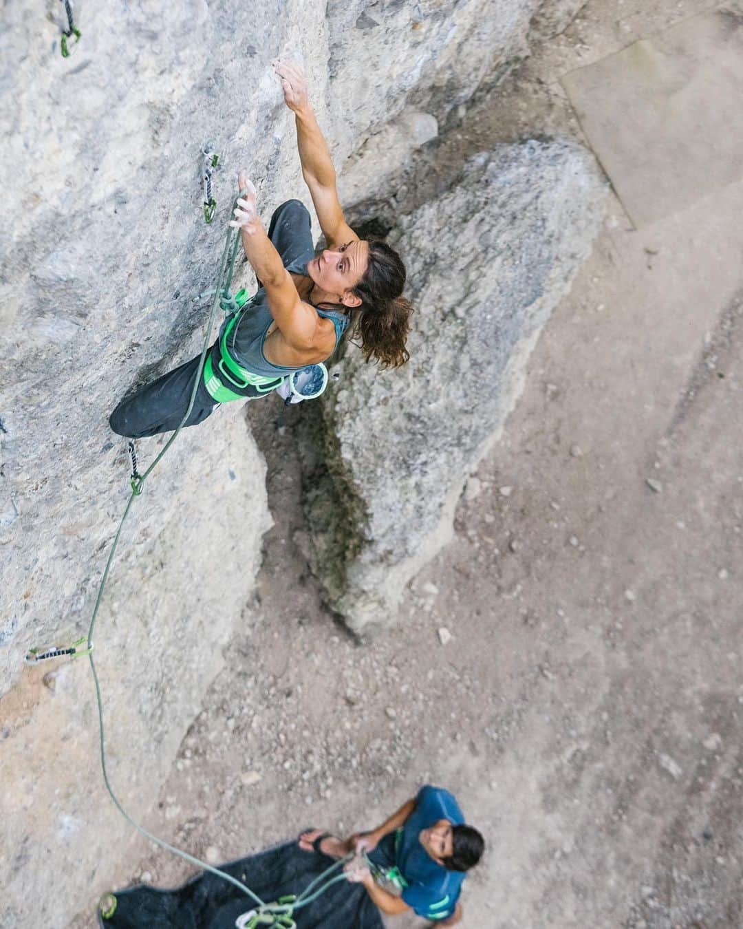 アンジェラ・アイターさんのインスタグラム写真 - (アンジェラ・アイターInstagram)「Climbing requires team spirit. Trust and responsibility go hand in hand for both, belayer and climber. On the pic @melissaleneve and @kilifish show full attention. • 📸 @martinpoetter //: Allgäu Summer 2020 #verleihtflügel @ferienregionimst @lasportivagram @team_edelrid」11月22日 1時46分 - angyeiter