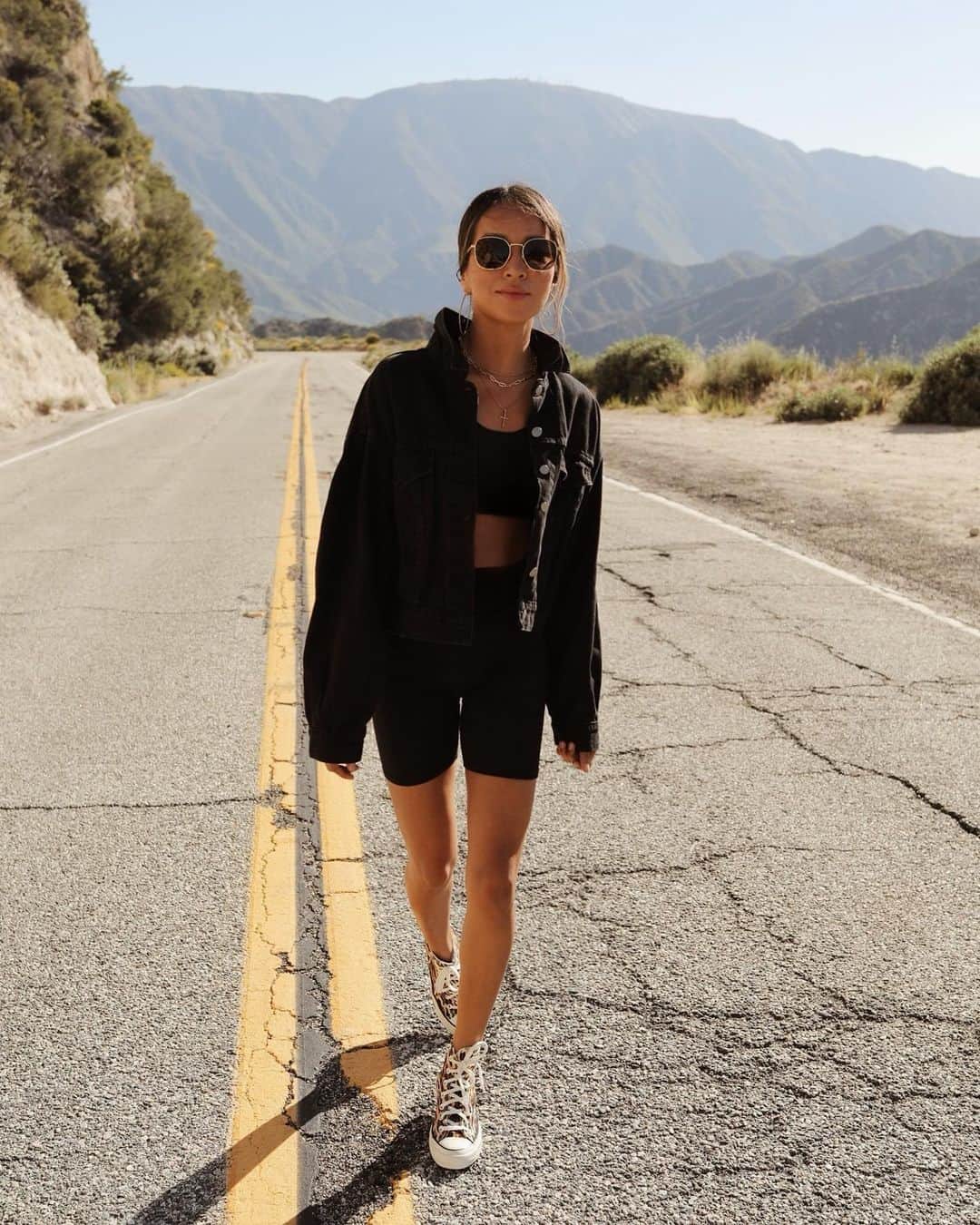 ジュリー・サリニャーナのインスタグラム：「Living in sports bras and biker shorts these last 9 months and not complaining! 🖤」
