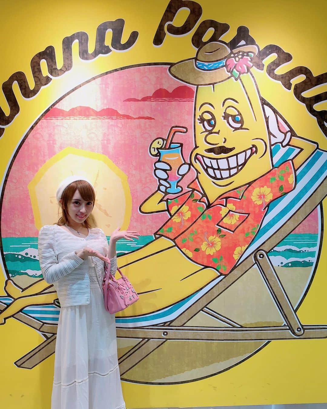 のインスタグラム：「沖縄の旅は快適でした弾丸国際通り🌈🏃‍♂️💖  バナナパラダイスのバナナジュースが神なのでぜひ飲もう🍌また飲みたいな💖  #コンカフェ#メイドカフェ#プティパルフェ#住吉#アールズカフェ#錦#キャバクラ#名古屋#YouTube#17LIVE#TikTok#　#沖縄#バナナパラダイス#国際通り」