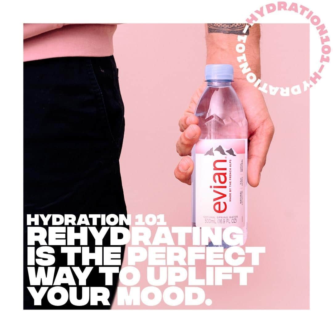 evianのインスタグラム：「Time to fight that Autumn blues, one glass of pure natural mineral water at a time.💧  Staying hydrated is the perfect way to uplift your mood and feel at your best emotionally. Take another sip, you got this. ✌️  #evian #evianwater #positivedrops #stayhydrated #hydration101」