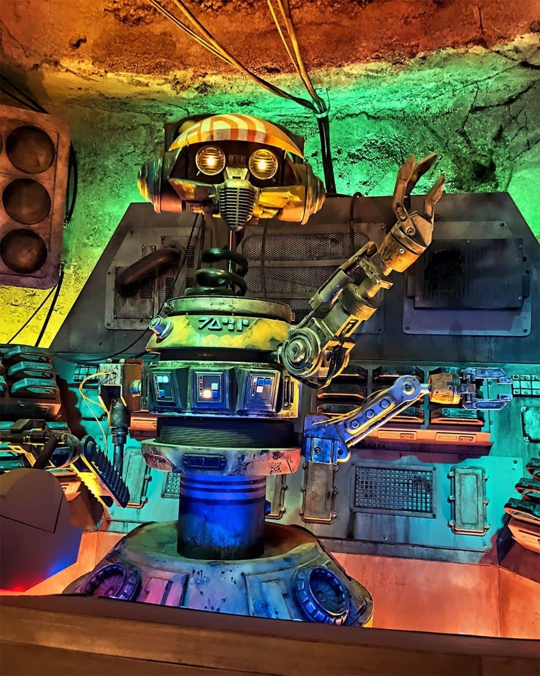 スター・ウォーズさんのインスタグラム写真 - (スター・ウォーズInstagram)「This energetic RX series droid turns any space into a hyper space with his sweet jams. What song would you request from DJ R-3X?」11月22日 2時00分 - starwars