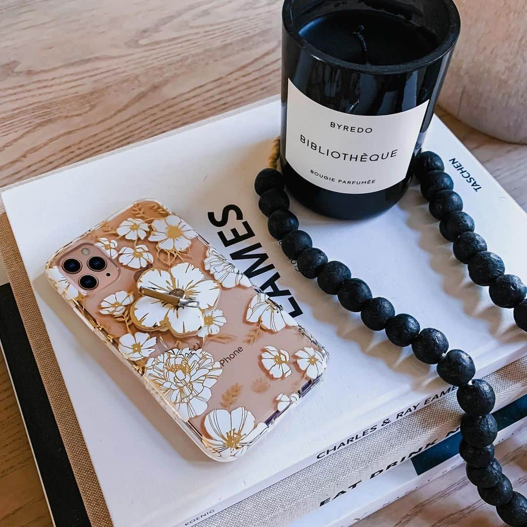 VELVETCAVIARさんのインスタグラム写真 - (VELVETCAVIARInstagram)「Got a passion for fashion? Our White and Gold Floral case is always in style ✨🤍 #velvetcaviar」11月22日 2時01分 - velvetcaviar