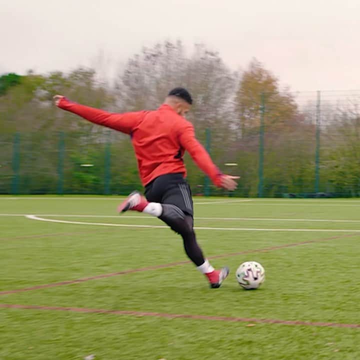 F2Freestylersのインスタグラム：「Whaaaaaat!!! 😱 “That’s the Helium bad boy!” 🤣 🎥 NEW VIDEO OUT NOW - LINK IN BIO ⚽️💨🎈」