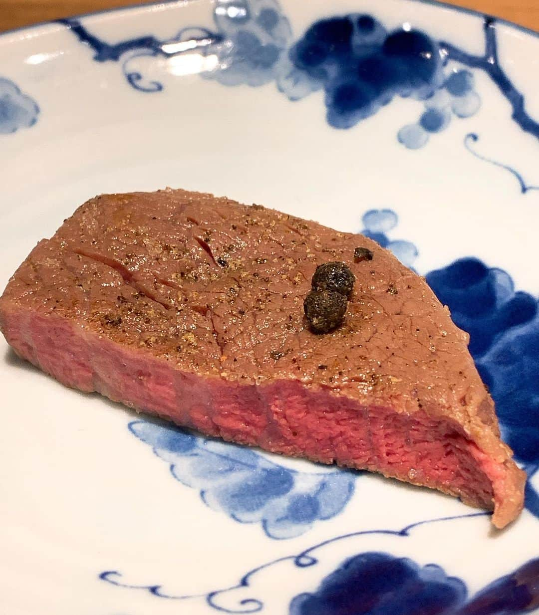 樫原伸彦さんのインスタグラム写真 - (樫原伸彦Instagram)「焼肉の宇宙がひろがった！  目黒に事務所があった頃によく来ていた本牧亭の後にできたお店。 「うしみつ 一門」さんで  「人生を変えるタレコース」  スタートから、やらタレ！ いや、ヤラレタ！  和牛雲丹ユッケドッグ◎◎◎  この組み合わせのベスト更新。 いきなり人生を変えてくれる気か！？w  厳選サーロインの一門焼き◎ ～山芋だれ～  厳選タン食べ比べ◎ 〜レモンだれ・酢胡椒〜  厳選和牛赤身1種～季節のソース～ 厳選ハラミ食べ比べ◎◎ バター醤油だれ・にんにく味噌だれ  ブリオッシュヒレカツサンド◎◎  厳選和牛赤身肉1種◎ 一門だれ  厳選和牛の焼きすき◎ ～拘りだれと濃厚卵黄～  飲めるヒレカツ丼◎◎◎  生乳最中アイス  甘めの割り下と玉子の黄身で目の前で作ってくれるリゾットというかオジヤの上に低温揚げのヒレカツがのっている「飲めるカツ丼」 ヤバっ！  グイグイくる食のイノベーションに感動する。 自分が今まで食べてきたものを否定され上書きされる喜び。  焼肉の常識を凌駕する激ウマ「タレ」が続きすぎておかしくなっちゃうことを業界用語で 「馬鹿タレ」というとかいわないとか、たぶんいわない。  そして、こんなにたくさんお肉をいただいたのに 胃モタレ無し！  美味しいお店情報、常時募集中。  タレ込みよろしく！  #ダジャレ #タレ #焼肉 #和牛 #A5 #牛肉 #カツサンド #かつ丼 #グルメ #食べ歩き #目黒 #牛 #bbq #beef #korean #雲丹 #うに #韻 #urchin #yummy #delicious #meguro #tokyo #japan #ユッケ #ハラミ #サーロイン #タン」11月22日 2時04分 - nobustagrammy