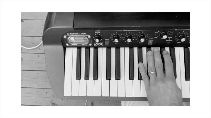 アーネスト・グリーンのインスタグラム：「Saturday mornings are starting to get colder here in Georgia but I’m still having fun learning some of my favorite solo piano / synth tunes. Anyone know this tune?」