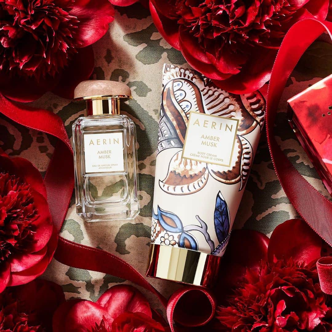 エスティローダーさんのインスタグラム写真 - (エスティローダーInstagram)「@AERIN loves December as an enchanting time to entertain and welcome friends to sit by the fire. Amber Musk Eau de Parfum bottles up this loving warmth --- scent the mood with this fragrant floral favorite. #AERINBeauty」11月22日 2時04分 - esteelauder