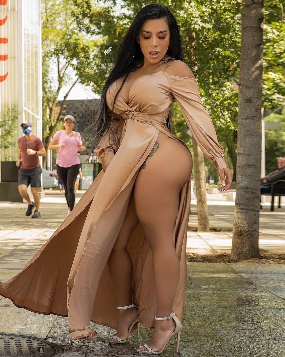 Kendra Lustさんのインスタグラム写真 - (Kendra LustInstagram)「Follow the curves all the way around .. follow my sexy girl @latinbeauty to see what surprises she will send u.」11月22日 2時05分 - kendralust