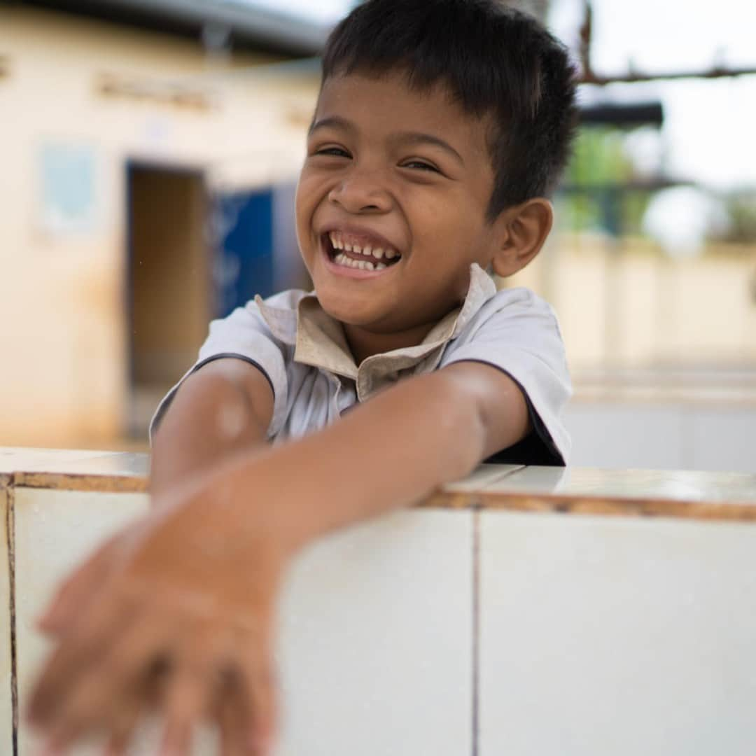 unicefさんのインスタグラム写真 - (unicefInstagram)「This little boy is washing his hands at school in Cambodia. Soap and water are critical in slowing the spread of COVID-19, yet nearly half of all schools around the world don’t have basic handwashing facilities.  To make schools a safe place to learn, UNICEF is working with partners to prioritise hand hygiene. #ForEveryChild  @unicefcambodia   © UNICEF/UN0225388/Brown」11月22日 2時15分 - unicef