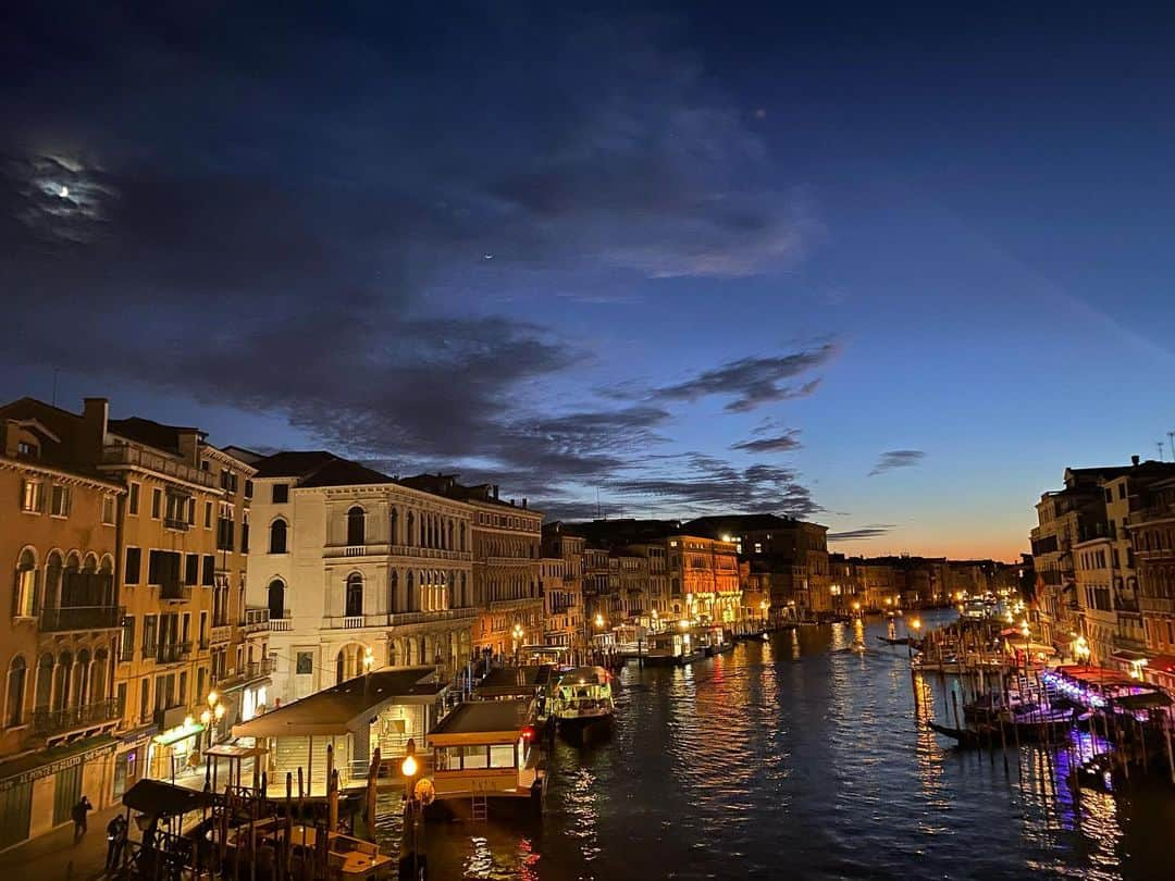 メラニー・サイクスさんのインスタグラム写真 - (メラニー・サイクスInstagram)「#venice #beauty #rialtobridge 💙💫✨#photography #iphone11」11月22日 2時08分 - msmelaniesykes