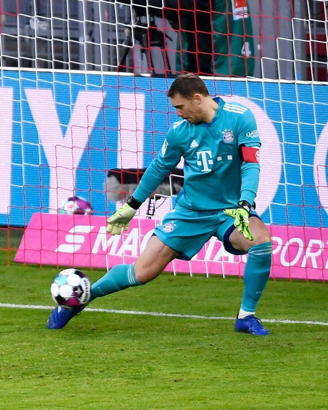 バイエルン・ミュンヘンさんのインスタグラム写真 - (バイエルン・ミュンヘンInstagram)「What a game of @manuelneuer! 🙌 #NeuerTheWall #MiaSanMia #packmas #FCBayern #FCBSVW」11月22日 2時09分 - fcbayern