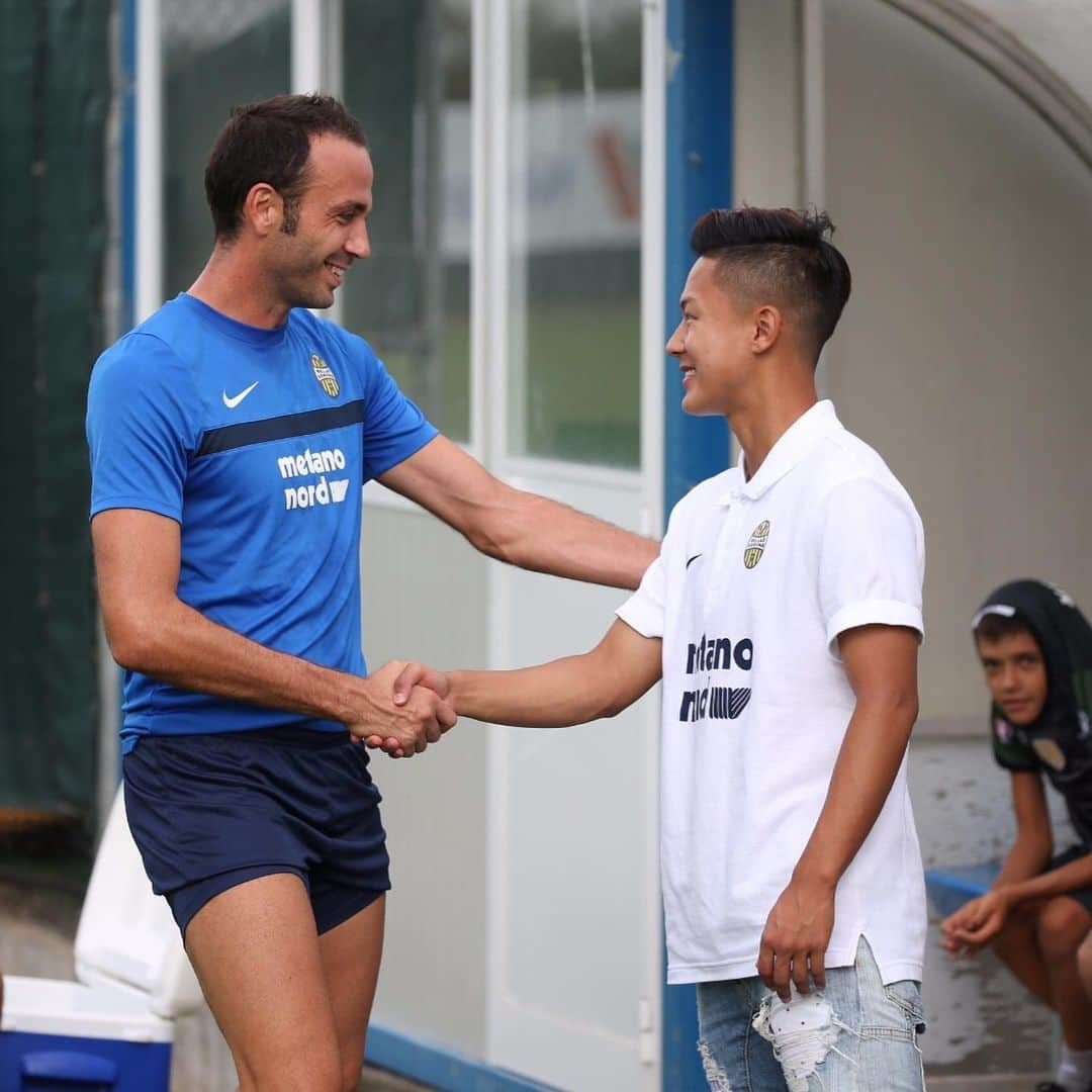 イ・スンウさんのインスタグラム写真 - (イ・スンウInstagram)「Grazie di tutto!!! Buona fortuna per il tuo futuro Pazzo!!!✌🏽⚽️ 💛💙 @pazzini」11月22日 2時12分 - seungwoolee