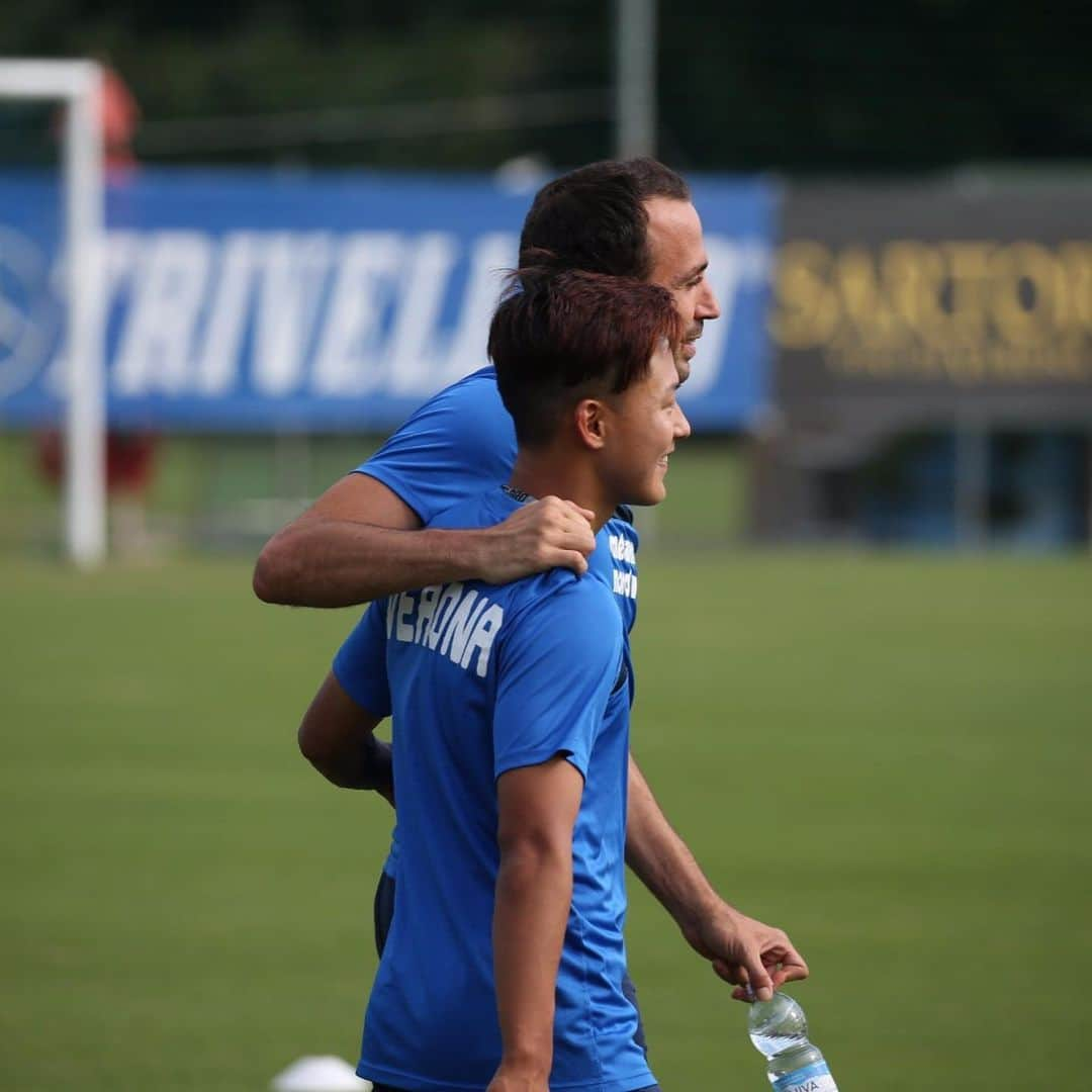 イ・スンウさんのインスタグラム写真 - (イ・スンウInstagram)「Grazie di tutto!!! Buona fortuna per il tuo futuro Pazzo!!!✌🏽⚽️ 💛💙 @pazzini」11月22日 2時12分 - seungwoolee