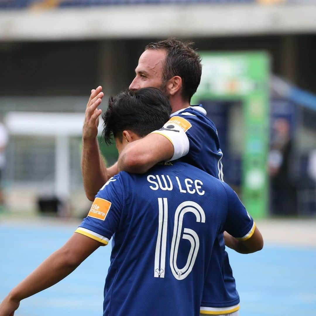 イ・スンウさんのインスタグラム写真 - (イ・スンウInstagram)「Grazie di tutto!!! Buona fortuna per il tuo futuro Pazzo!!!✌🏽⚽️ 💛💙 @pazzini」11月22日 2時12分 - seungwoolee