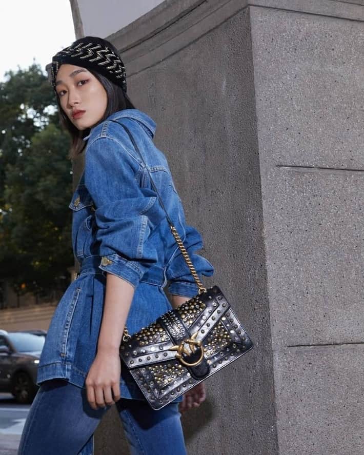 PINKOさんのインスタグラム写真 - (PINKOInstagram)「Denim over it all. Another great shot – and another super cool look! – portraying @huangsiwen_ in #PINKO blue denim jacket and studded #LoveBag! #FW20 #PINKOLove⁣ Photographer: @zhangguanhua_⁣ Style: @ciao_demon」11月22日 2時14分 - pinkoofficial