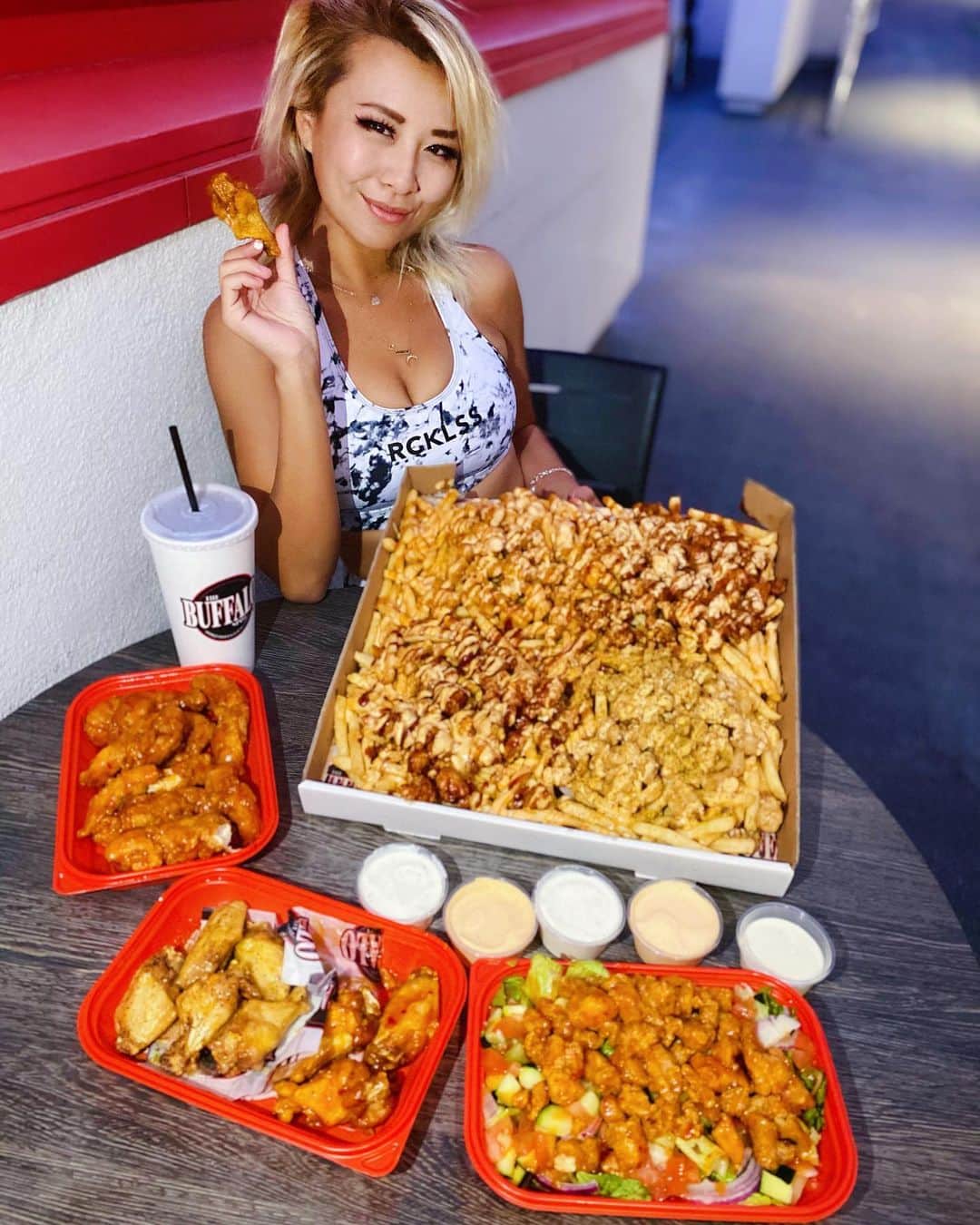 ライナ・ホワンさんのインスタグラム写真 - (ライナ・ホワンInstagram)「Whose looking for some chicken?! How about a whole pizza box 📦 full of loaded chicken 🐔 fries 🍟?! 😂 . . I went to @thebuffalospotsd in San Diego where they serve a massive portion of fries topped with their delicious fried chicken and let me tell ya if you ever visit this spot... . . MANGO HABANERO their sauce is one of the BEST it’s wayyyy too addicting 😭😭😭 . . Check out the mukbang vid of me and @beeeelaine eating their food —> https://youtu.be/VDf_FpCd3_E」11月22日 2時24分 - rainaiscrazy