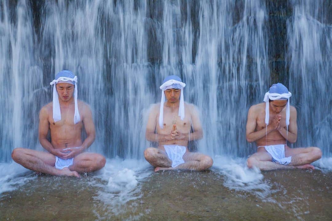 Michael Yamashitaさんのインスタグラム写真 - (Michael YamashitaInstagram)「Yamabushi, mountain warrior monks, once roamed the sacred forests of Dewasanzan in Northern Japan. They lived an ascetic lifestyle and studied martial arts to achieve mental, physical and spiritual states of perfection. One of their traditions was to endure near freezing temperatures in mountain streams as these Tokyo salary men are doing here in a corporate leadership training exercise. 10 minutes was about all the urban yamabushi could withstand.  #Haguro #yamabushi #dewasanzan #Yamagata #tohoku #basho #samurai @thephotosociety @natgeo @natgeocreative」11月22日 2時22分 - yamashitaphoto