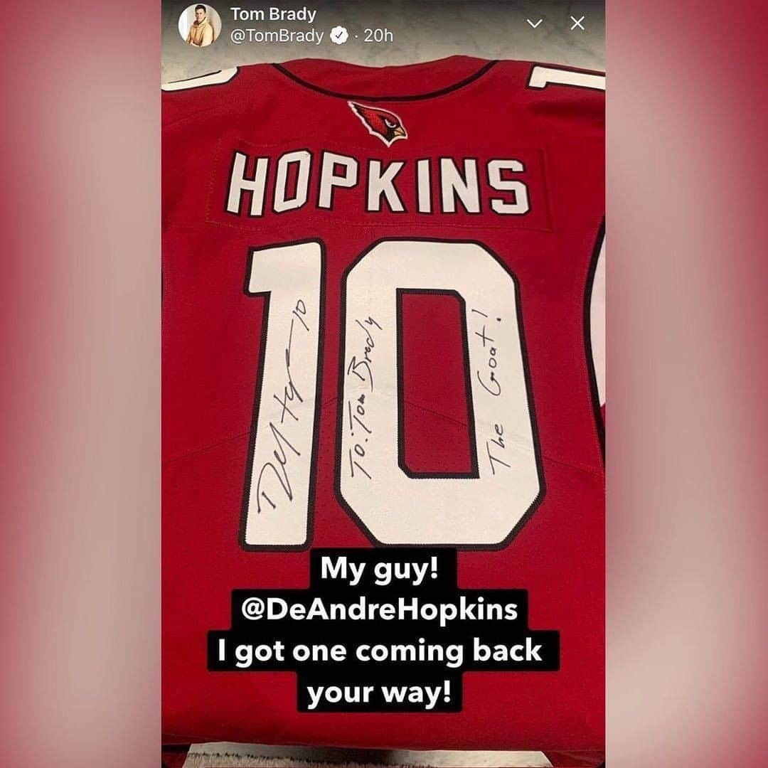 NFLさんのインスタグラム写真 - (NFLInstagram)「@deandrehopkins hooked @tombrady up with a signed jersey 🙌 (h/t @thecheckdown)」11月22日 2時30分 - nfl