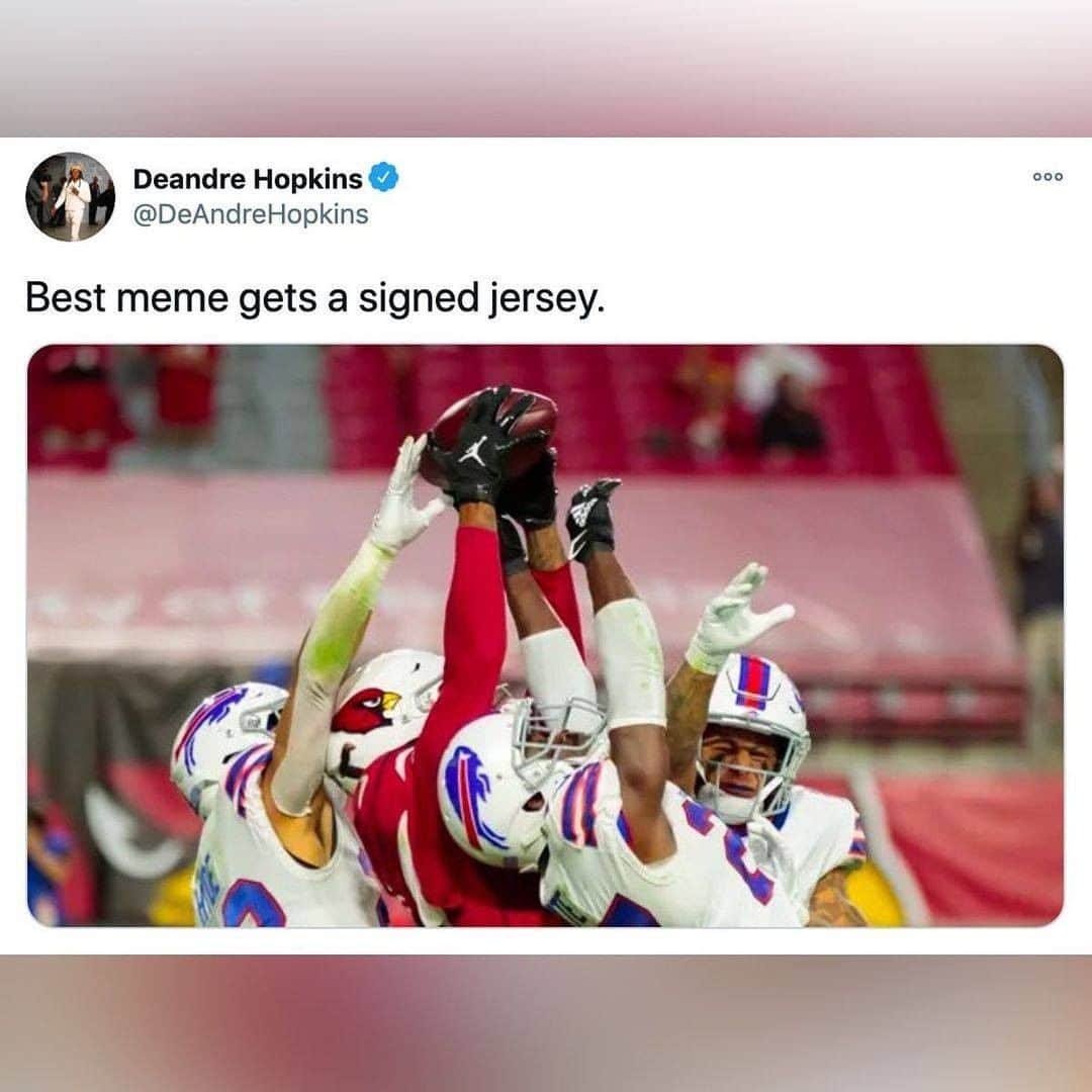 NFLさんのインスタグラム写真 - (NFLInstagram)「@deandrehopkins hooked @tombrady up with a signed jersey 🙌 (h/t @thecheckdown)」11月22日 2時30分 - nfl