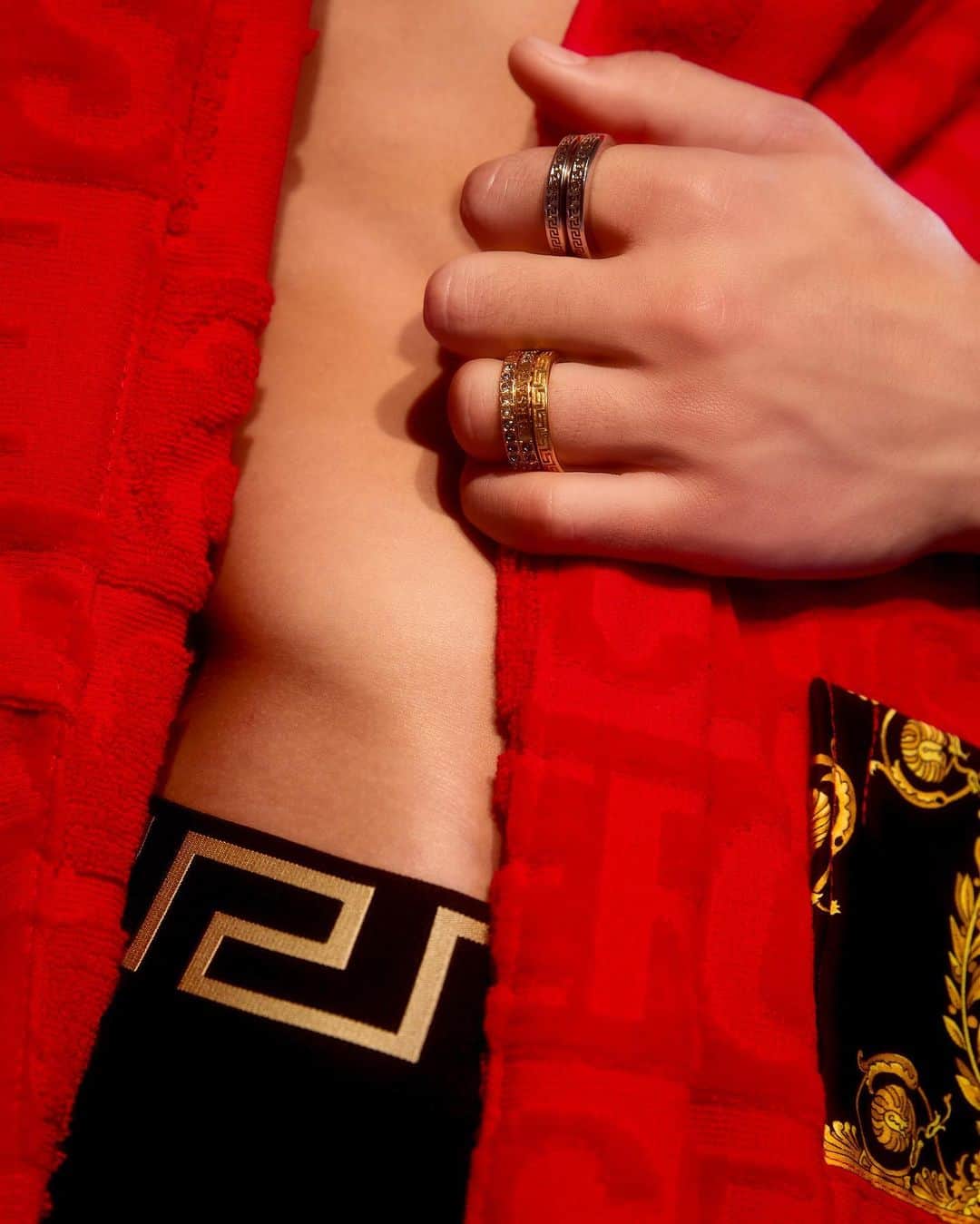 のインスタグラム：「Signature details - from jewelry to nightwear, find festive gift ideas for him at the link in bio. #VersaceHoliday」