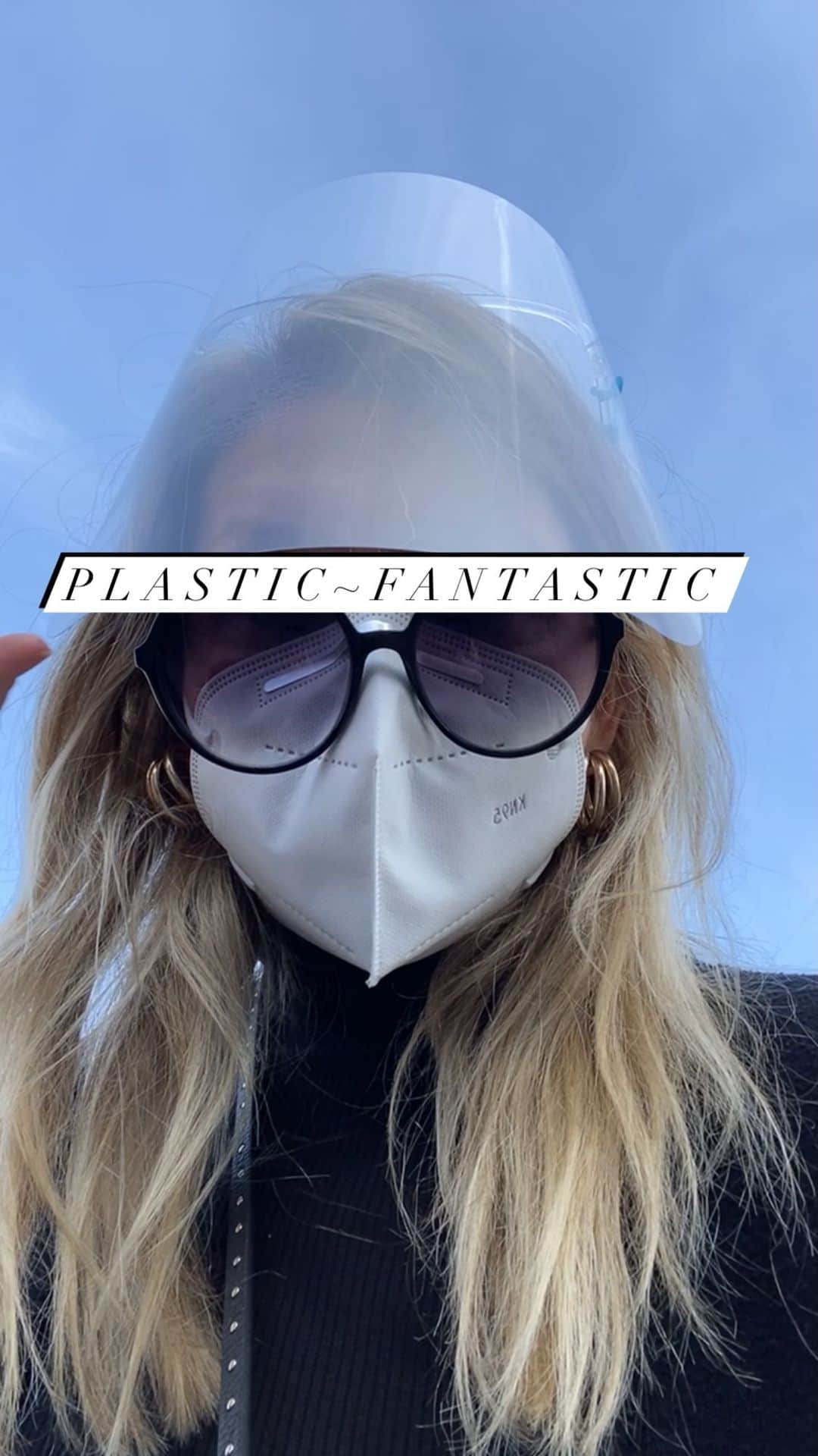 JO BAKERのインスタグラム：「Layers and layers of protection #setsafety #covidcompliant #jobakermakeupartist #plasticfantastic #awholenewworld #makeupartist #🇺🇸 #🇬🇧」