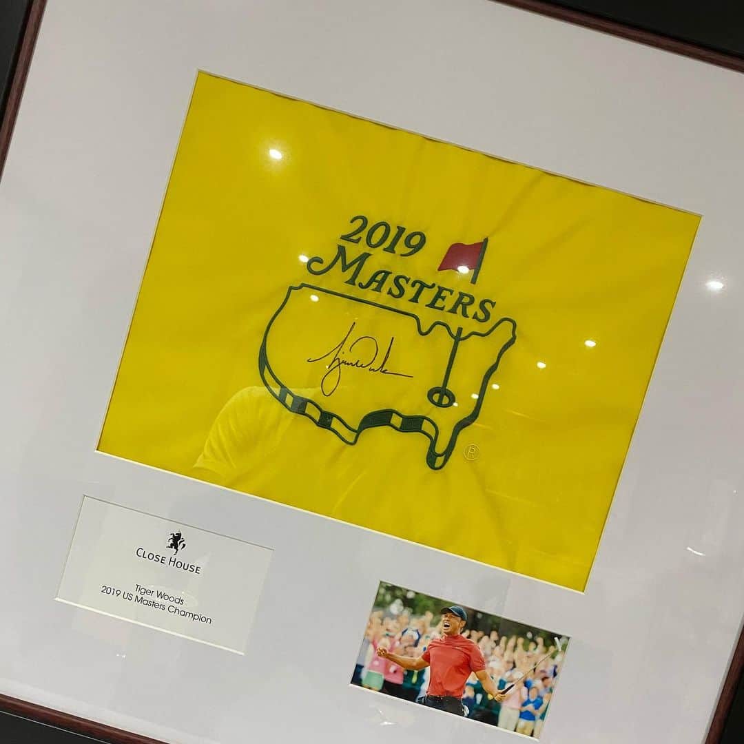GazGShoreさんのインスタグラム写真 - (GazGShoreInstagram)「1 for the wall 😍 @tigerwoods signed flag from last year when he won the masters」11月22日 2時34分 - gazbeadle