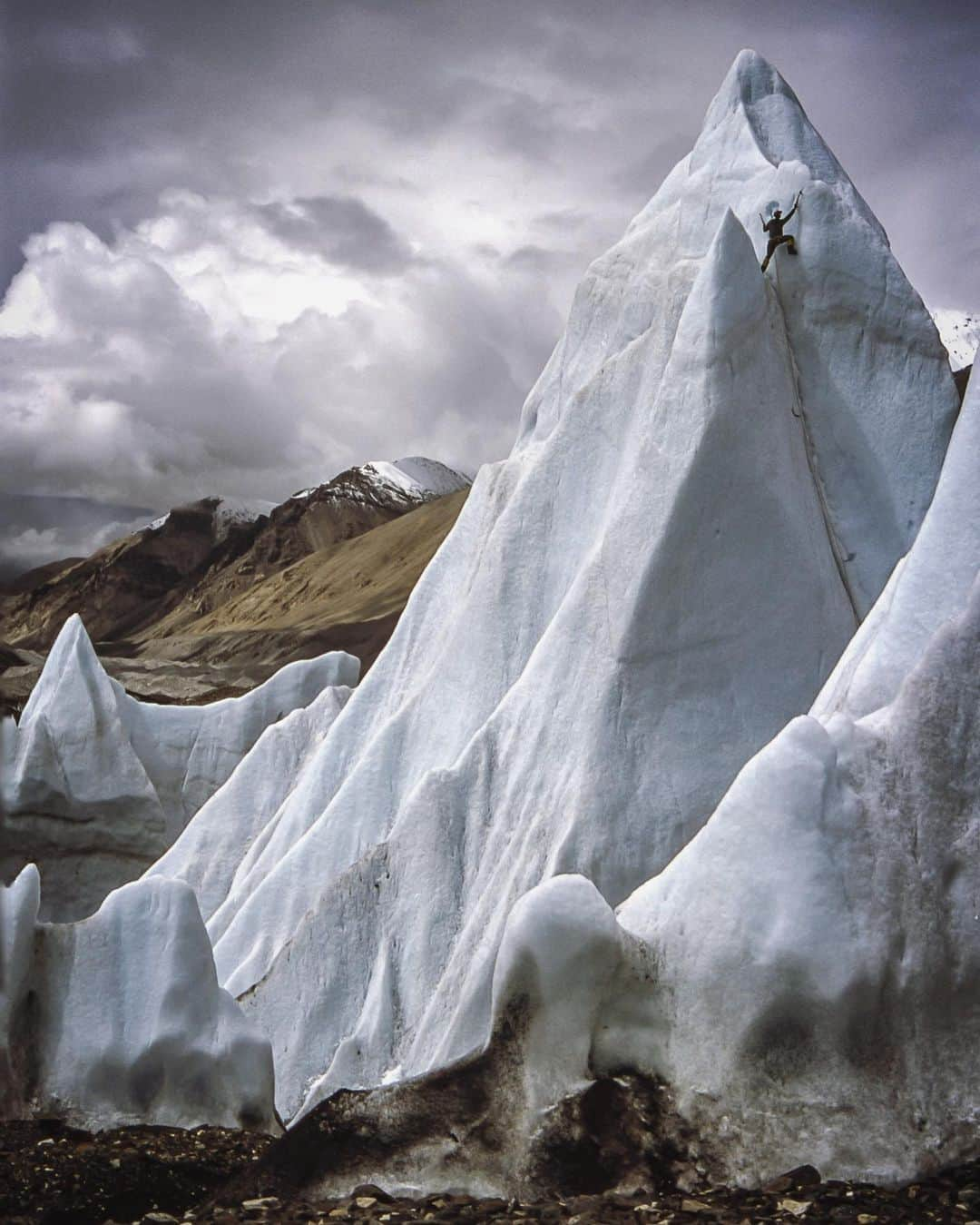 ジミー・チンさんのインスタグラム写真 - (ジミー・チンInstagram)「Central Rongbuk Glacier 2003  @stephen_koch - acclimatization day adventures at advanced basecamp below the North Face of Everest.」11月22日 2時35分 - jimmychin