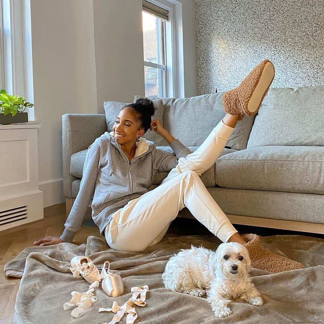 UNIQLO UKのインスタグラム：「It's Saturday, so do like @brockdehaven & @cocolavine - Kick off your shoes and slip into your favourite laid-back loungewear.  #Uniqlo #LifeWear #UniqloLifeWear」