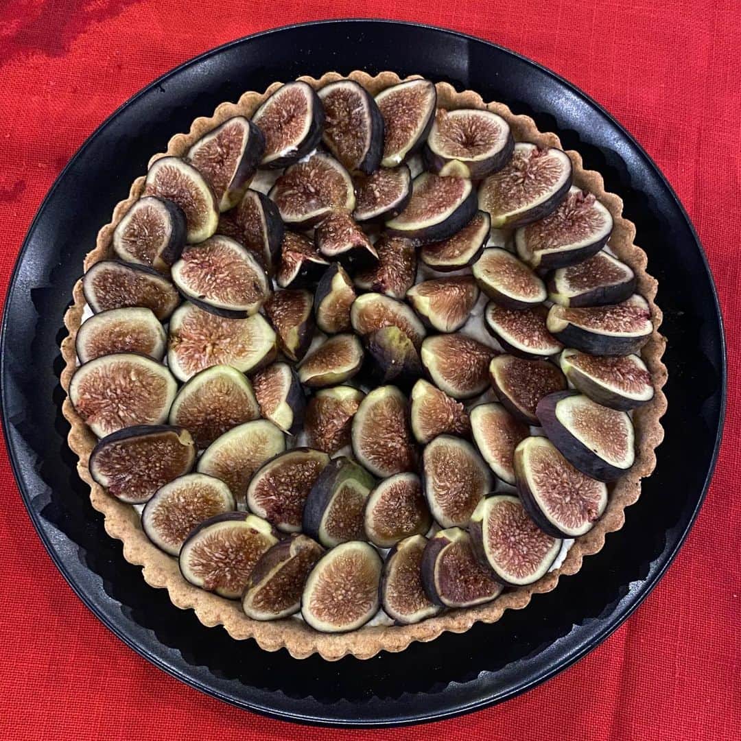 Monday満ちるさんのインスタグラム写真 - (Monday満ちるInstagram)「Happiness is finding perfect figs and making a fig tart with yuzu scented mascarpone filling on a rosemary cornmeal crust, and sharing that special bottle of port with friends who are sadly moving away...」11月22日 2時37分 - mondaymichiru