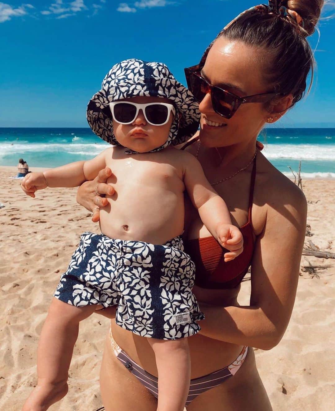 レインスプーナーのインスタグラム：「Not his first beach day.  . . . Photo: @devonlindvallroney」