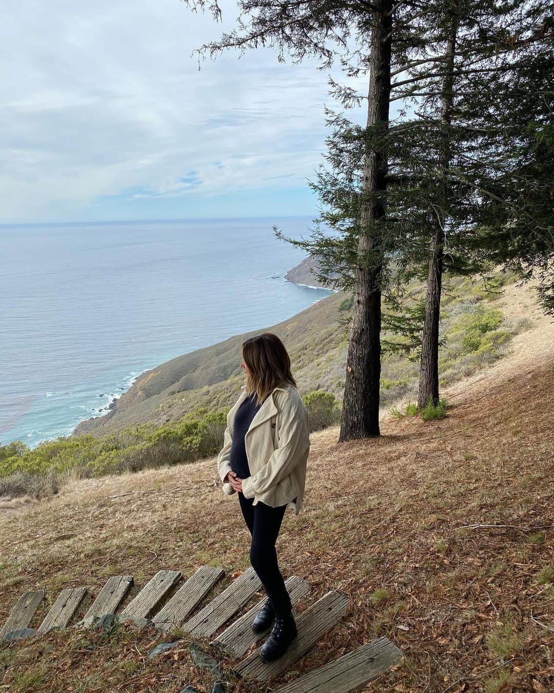 アシュレイ・ティスデイルのインスタグラム：「Baby moon in Big Sur 🌲 Its crazy the last time here we were trying to heal from losing Maui, a huge life change. Now a little more than a year later we are celebrating this bundle of joy, another life change. I guess my point is life is always changing and as scary as the world seems right now, it will too change and get better. We just have to be patient and know we will be able to socialize with friends and loved one’s again. Thank you Big Sur for always being my safe place to heal and get perspective ❤️ I would say the secret lies in the ocean but I think it’s also the trees」